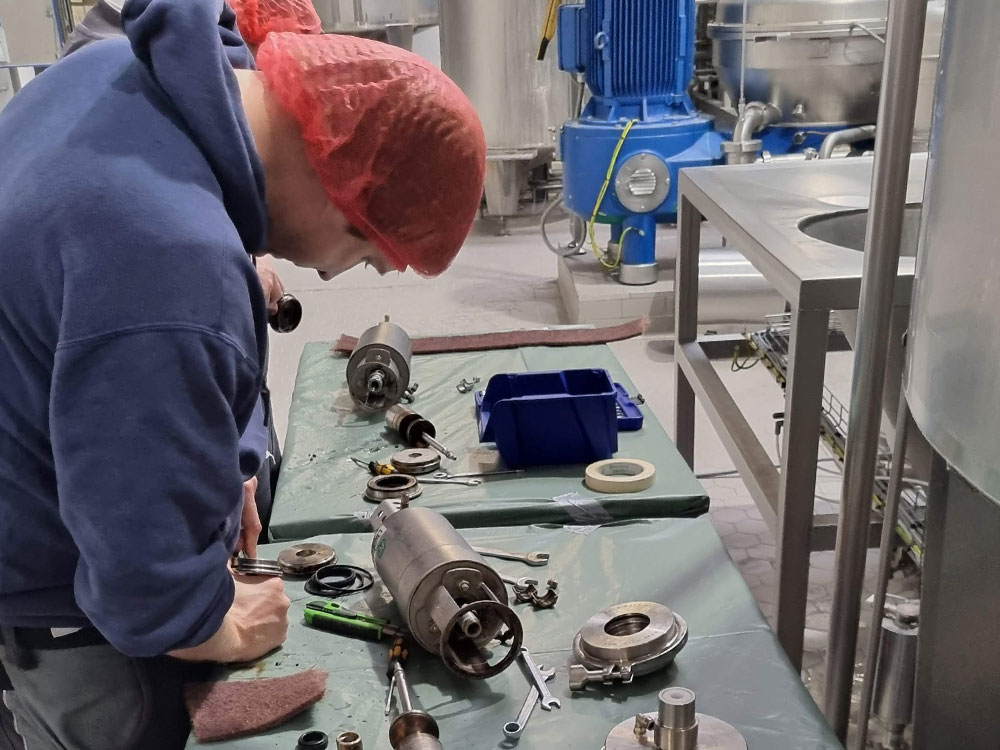 Servicemitarbeiter repariert ein Bauteil